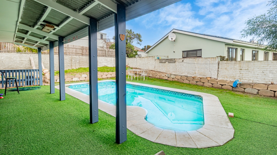 5 Bedroom Property for Sale in Sunnydale Western Cape